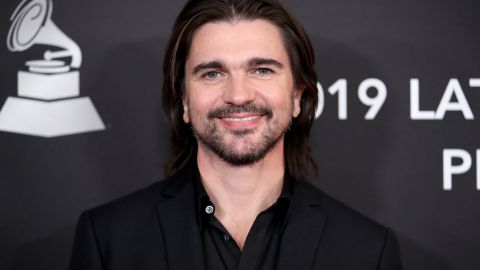 El artista colombiano recibe el premio en honor a Juanes en el Premier Ballroom del MGM Grand Hotel