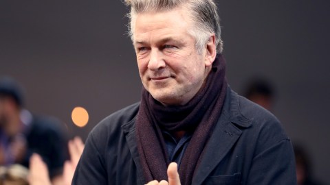 Alec Baldwin disparó un arma de utilería y mató a Halyna Hutchins