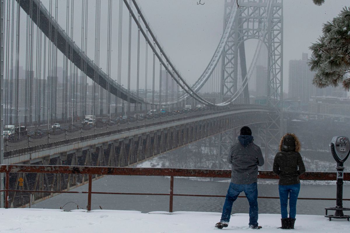 El George Washington Bridge blanqueado por la nieve en Fort Lee, Nueva Jersey. 