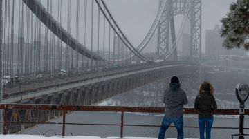 El George Washington Bridge blanqueado por la nieve en Fort Lee, Nueva Jersey.