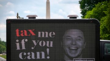 En Washington, D.C., hay anuncios sobre el incremento de impuestos a los multimillonarios.