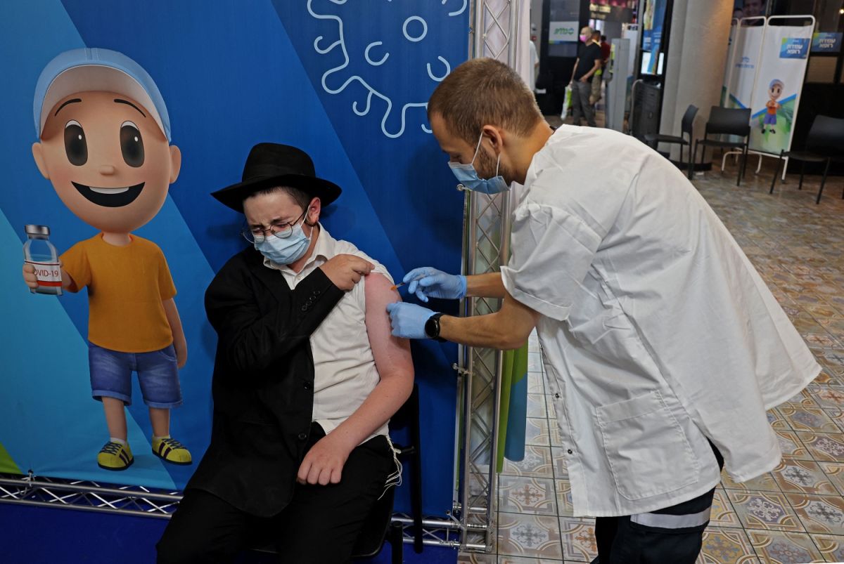 Un hombre recibe una tercera dosis de la vacuna de Pfizer contra COVID-19 en Israel.