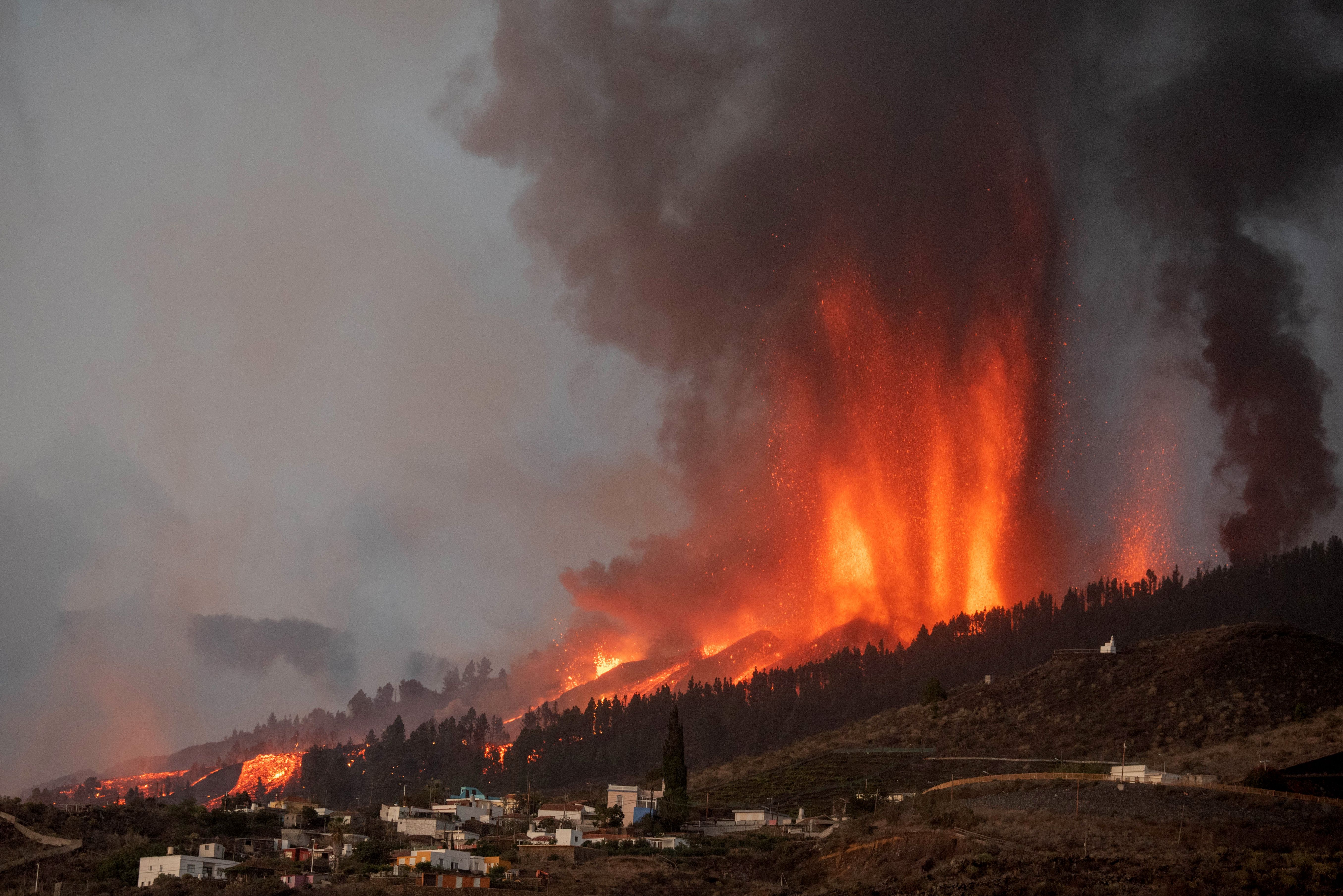 VIDEO: Volcán de La Palma expulsa roca del tamaño de una casa