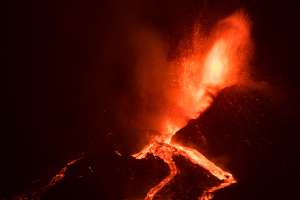 VIDEO: Captan “tsunami de lava" en el volcán de La Palma