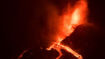 VIDEO: Captan “tsunami de lava" en el volcán de La Palma