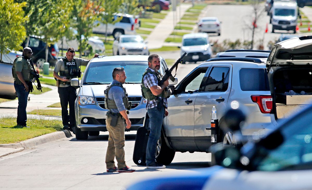 Las autoridades en Arlington empeñaron varias horas en busca del sospechoso del tiroteo en una escuela de Arlington, Texas, este miércoles.
