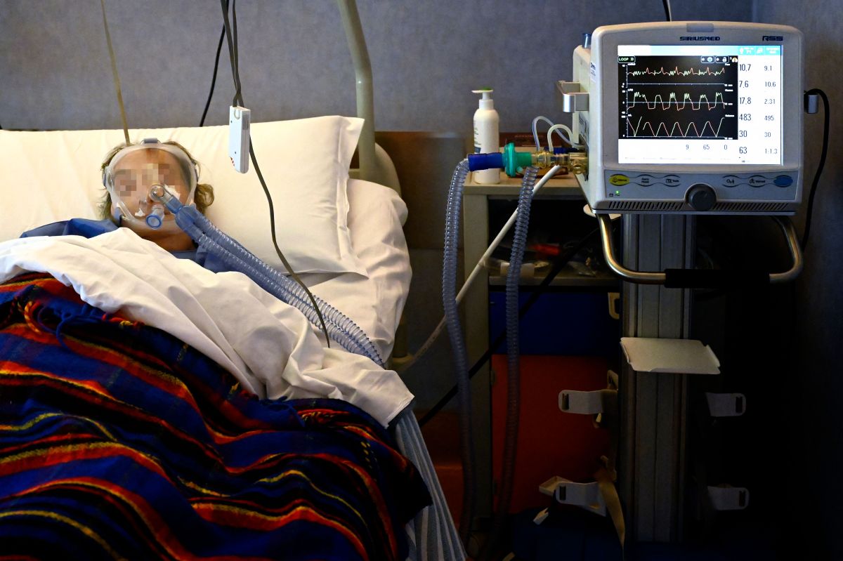 Mother who refused to leave the bed where her daughter lay with body paralysis is taken out of hospital in Florida in handcuffs