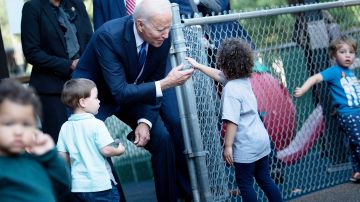 Biden con niños en el "Capitol Child Development Center", Hartford, Connecticut.