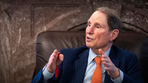 El senador Ron Wyden dio a conocer el proyecto de aumento de impuestos a los multimillonarios.