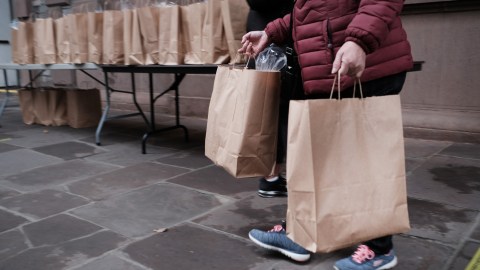El personal del Centro Hispano está orgulloso de haber continuado con la entrega de alimentos a envejecientes de la zona, durante la pandemia.