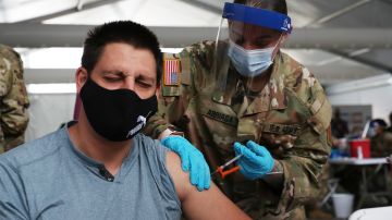 Ejército recibiendo vacunas contra el COVID-19