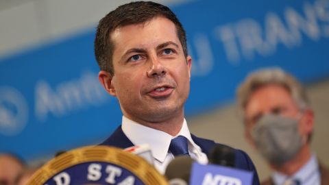 Pete Buttigieg en declaraciones por la ley de infraestructuras