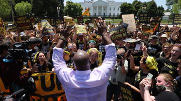 El representante Jamaal Bowman junto  a cientos de jóvenes activistas climáticos en Lafayette Square en el lado norte de la Casa Blanca, el 28 de junio de 2021, para exigir que el presidente   Joe Biden dé el impulso para convertir el Green New Deal en ley.
