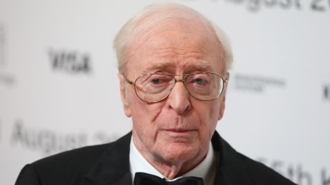 Michael Caine, de 88 años, anuncia su retiro de la actuación.