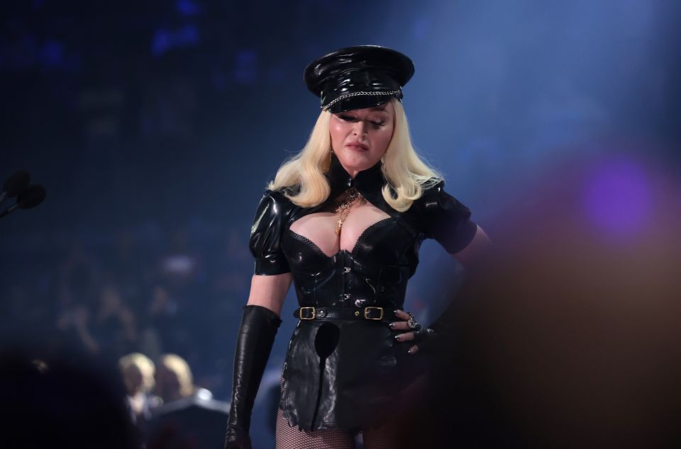 Madonna posa en lencería de encaje y transparencias y pide a sus fans