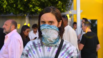 Rocían gas lacrimógeno a Jared Leto durante protesta anti-vacunas.