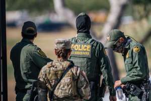 Gobernador de Texas asigna 3,000 militares de la Guardia Nacional y más policías estatales para detener caravana migrante en la frontera