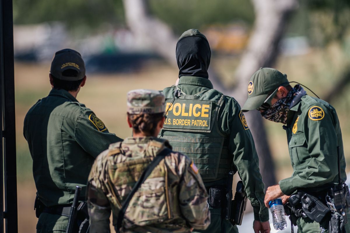 Miembros de la Guardia Nacional junto a agentes de la Patrulla Fronteriza (CBP) en un puesto de control en Del Río, Texas.