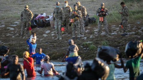 Miles de inmigrantes haitianos fueron desalojados en Del Río, Texas.