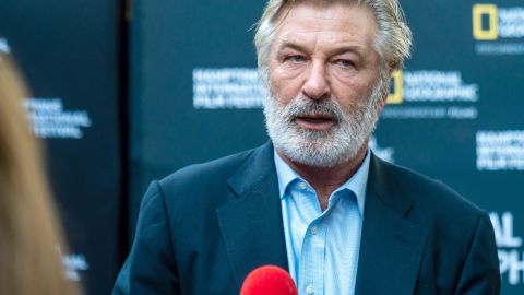 Imágenes de Alec Baldwin después de matar accidentalmente a Halyna Hutchins.