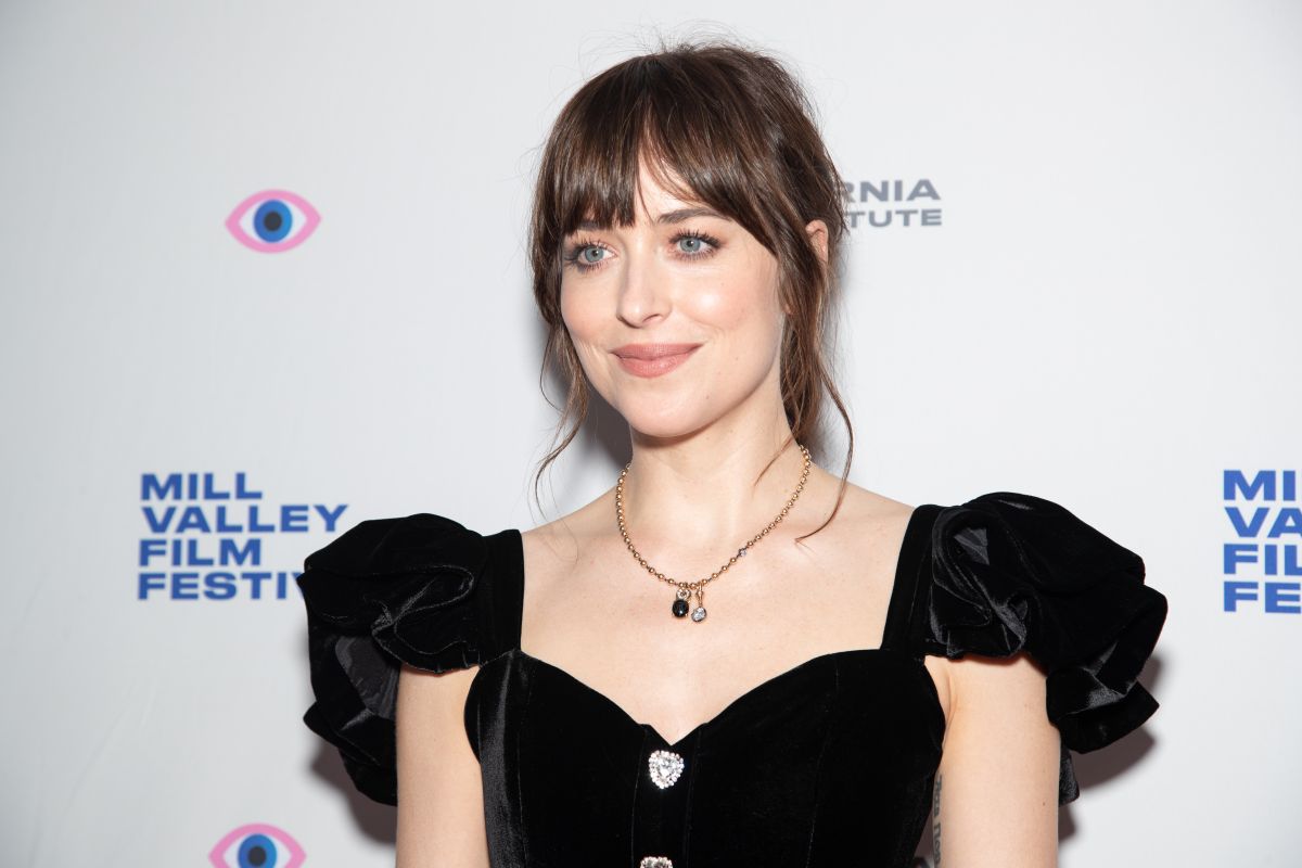 Will you share it with Chris Martin?  Meet Dakota Johnson’s home in Los Angeles