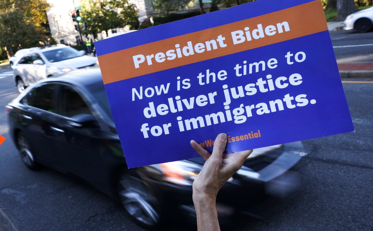 Activistas presionan al presidente Joe Biden para cumplir su promesa de proteger a indocumentados.