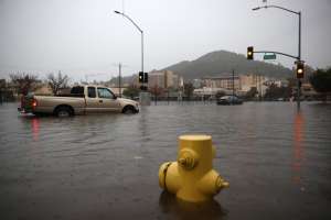 Ciclón bomba y un río atmosférico azotan el norte de California y han generado inundaciones repentinas
