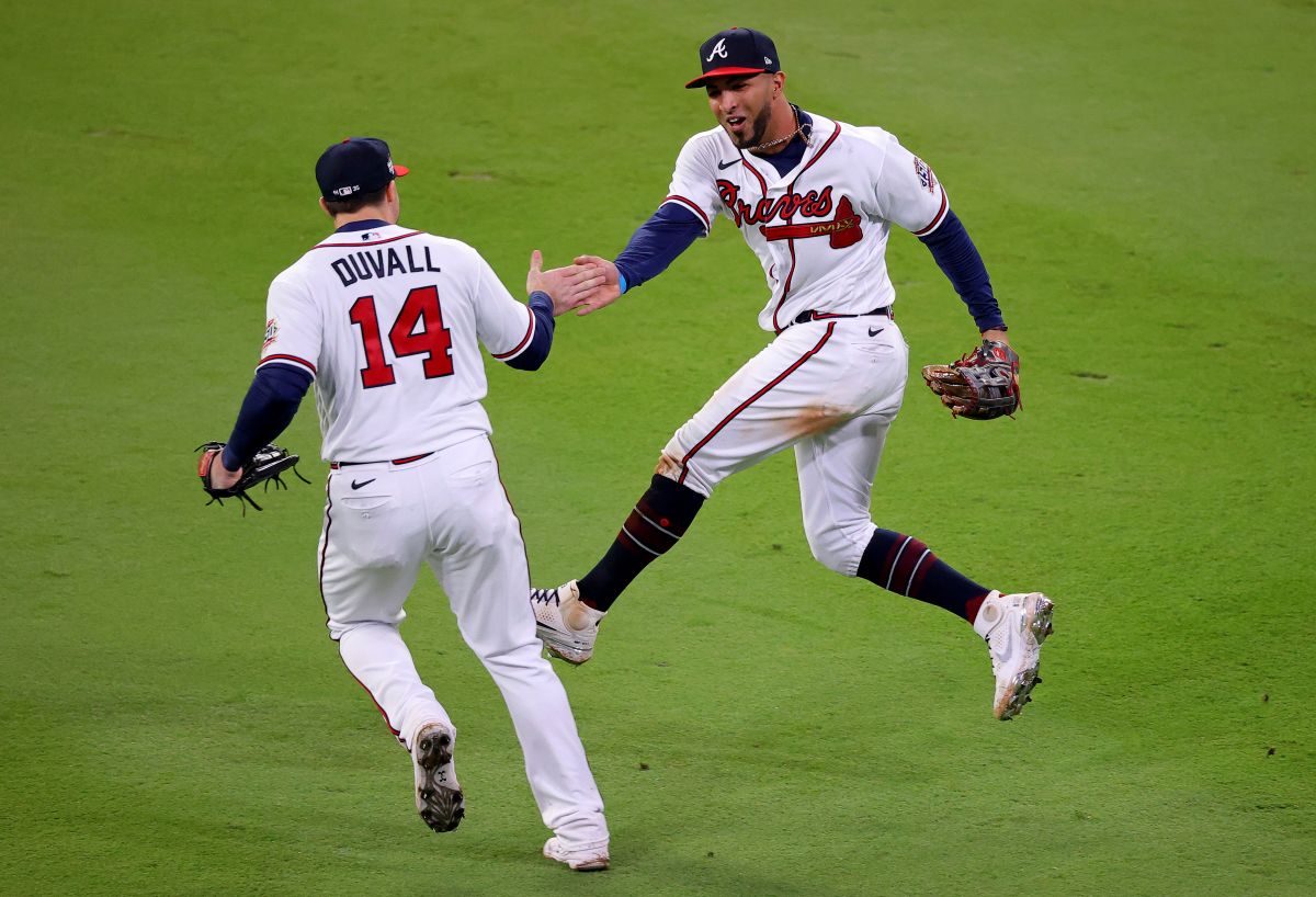 Eddie Rosario makes incredible catch without seeing and the Braves can be crowned on Halloween