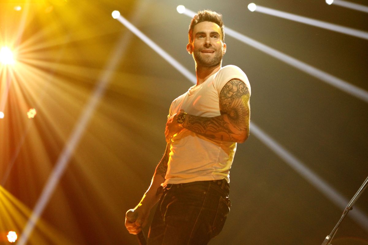 El cantante Adam Levine se presenta en el escenario durante el Super Bowl Fan Jam de VH1 en Indianápolis, Indiana.