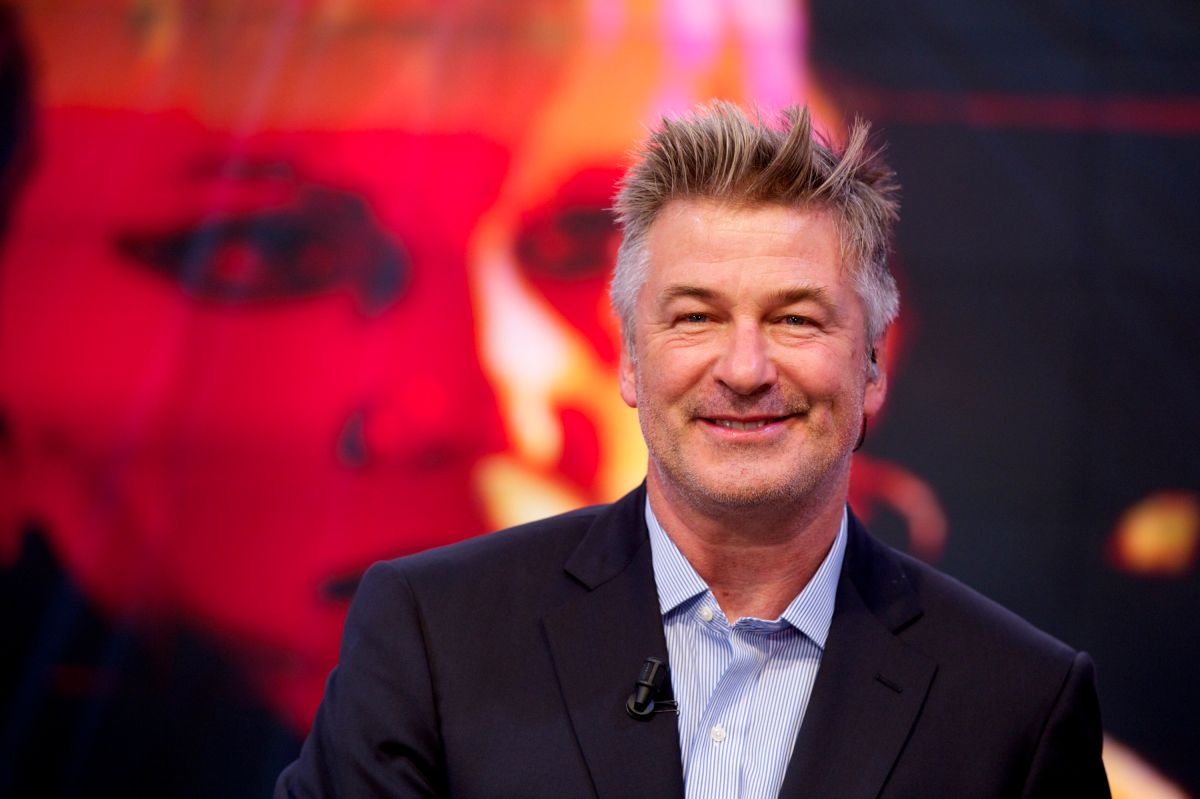 Images of Alec Baldwin hugging the husband and son of Halyna Hutchins, director of photography who died in New Mexico during the filming of the movie ‘Rust’