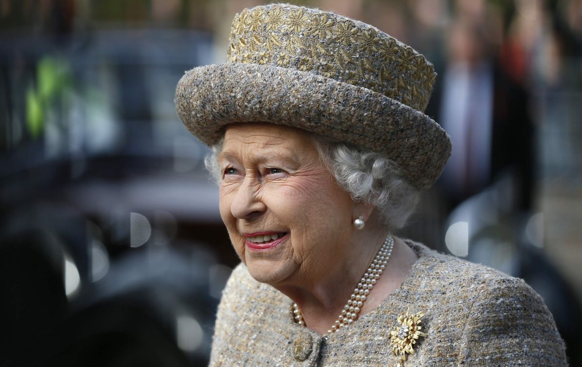 La reina Isabel II, a sus 95 años, usa bastón en público por primera vez.