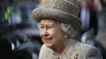 La reina Isabel II, a sus 95 años, usa bastón en público por primera vez.