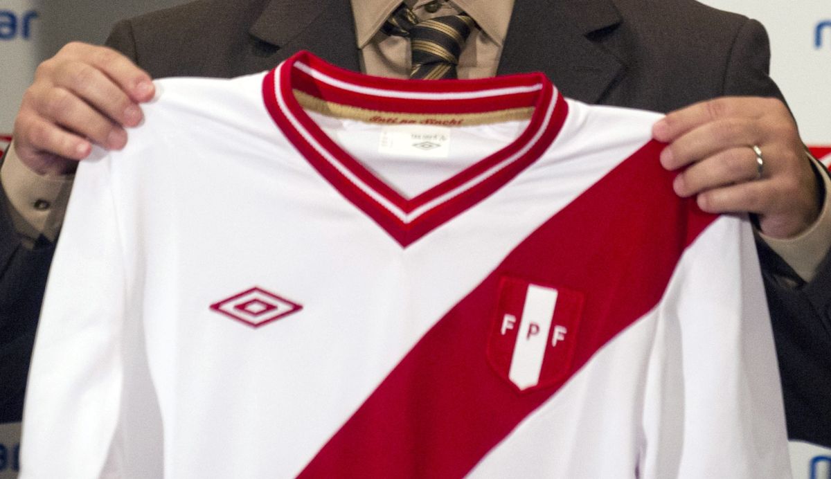 La relación con Maca López le costó el cargo al seleccionador de Perú.