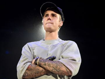 El cantante canadiense hace acto de presencia en el performance An Evening With Justin Bieber.