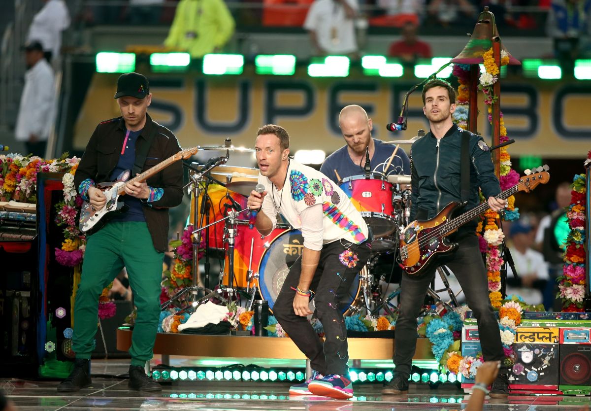 Jonny Buckland, Chris Martin, Will Champion y Guy Berryman de Coldplay actuando en el escenario durante el Pepsi Super Bowl 50 Halftime Show en Levi's Stadium el 7 de febrero de 2016 en Santa Clara, California.