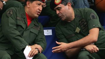 Venezuelan President Hugo Chavez (L) cha