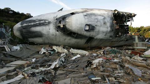 Avioneta se estrella cerca de escuela secundaria en Santee, California