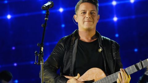 Alejandro Sanz dando un concierto en One Voice: Somos Live!