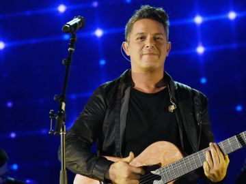Alejandro Sanz dando un concierto en One Voice: Somos Live!