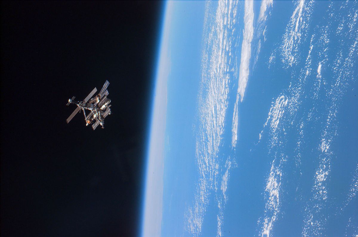 Los astronautas de la STS-79 disfrutan esta vista del complejo Mir como telón de fondo contra la negrura del espacio sobre el horizonte de la Tierra.