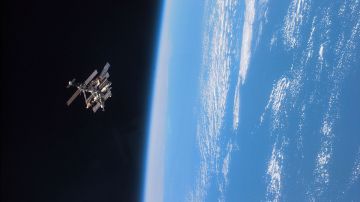 Los astronautas de la STS-79 disfrutan esta vista del complejo Mir como telón de fondo contra la negrura del espacio sobre el horizonte de la Tierra