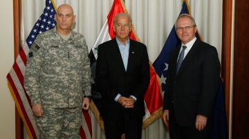 Joe Biden acompañado por el general Ray Odierno