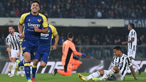 Giovanni Simeone del Hellas Verona, celebra tras marcar el primero de sus dos goles frente a la Juventus en el partido de la fecha 11 de la Serie A 2021-2022.