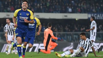 Giovanni Simeone del Hellas Verona, celebra tras marcar el primero de sus dos goles frente a la Juventus en el partido de la fecha 11 de la Serie A 2021-2022.