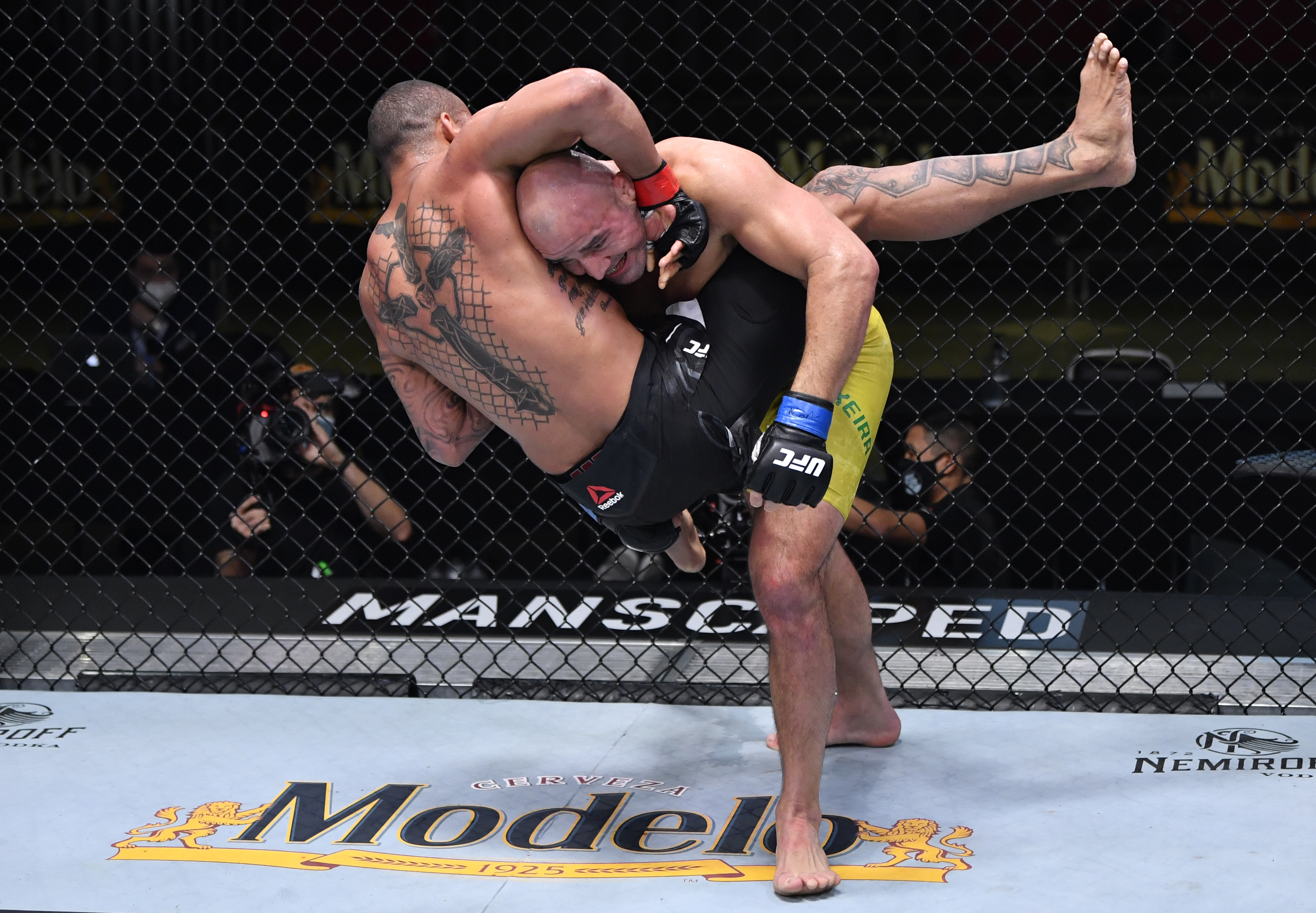 ¡Sorpresa En La UFC! Brasileño Glover Teixeira Se Corona Campeón A Los ...