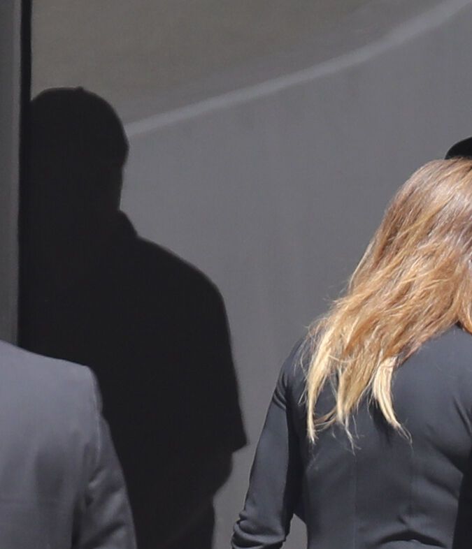 Jennifer Lopez impacta con vestido negro ultra pegado.