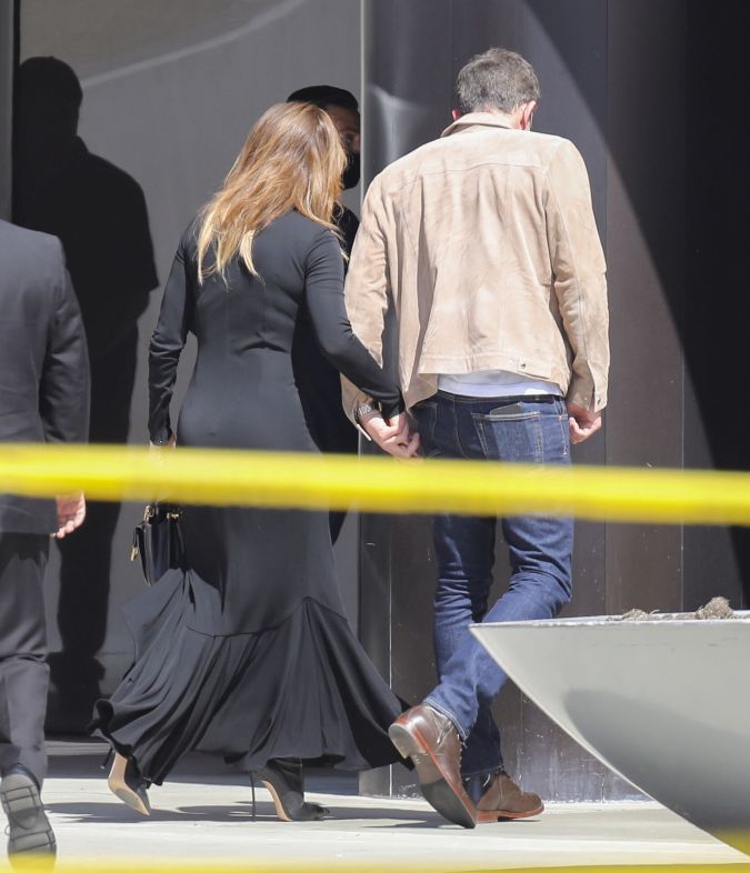 Jennifer Lopez impacta con vestido negro ultra pegado.