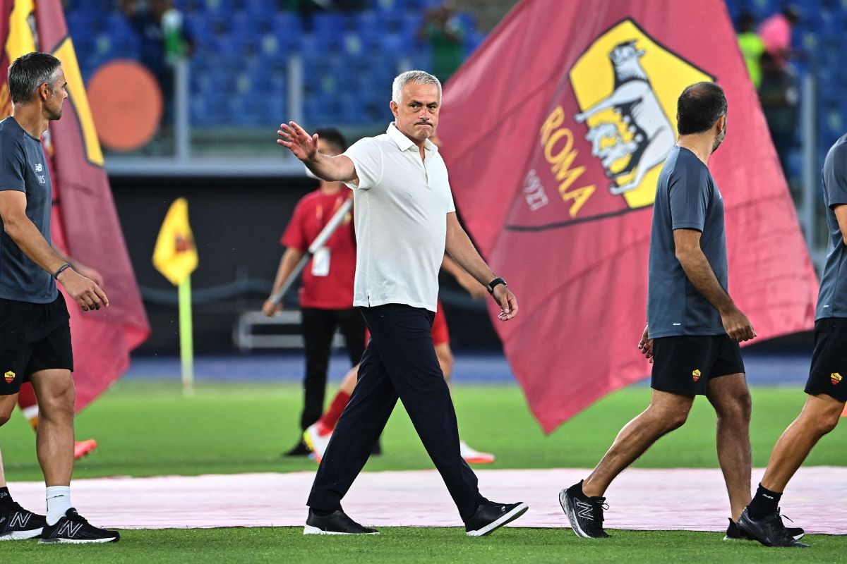 José Mourinho caminando en el estadio Olímpico de Roma previo a iniciar un partido amistoso como DT de "La Loba".