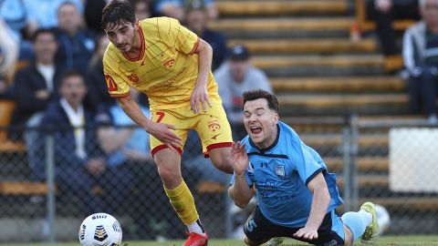 Cavallo juega de mediocampista en el Adelaide United FC de Australia.