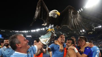 Jugadores celebran junto al águila, mascota del club.